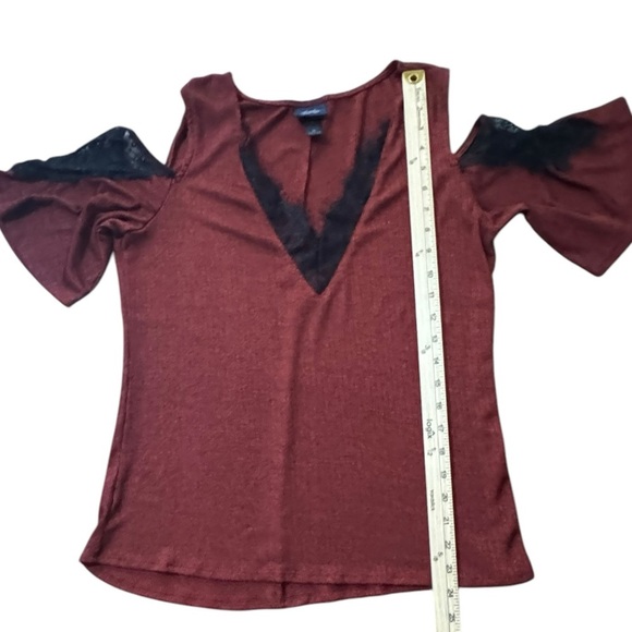 Daytrip cold shoulder Blouse in burnt Orange with Lace Accents - Picture 3 of 5